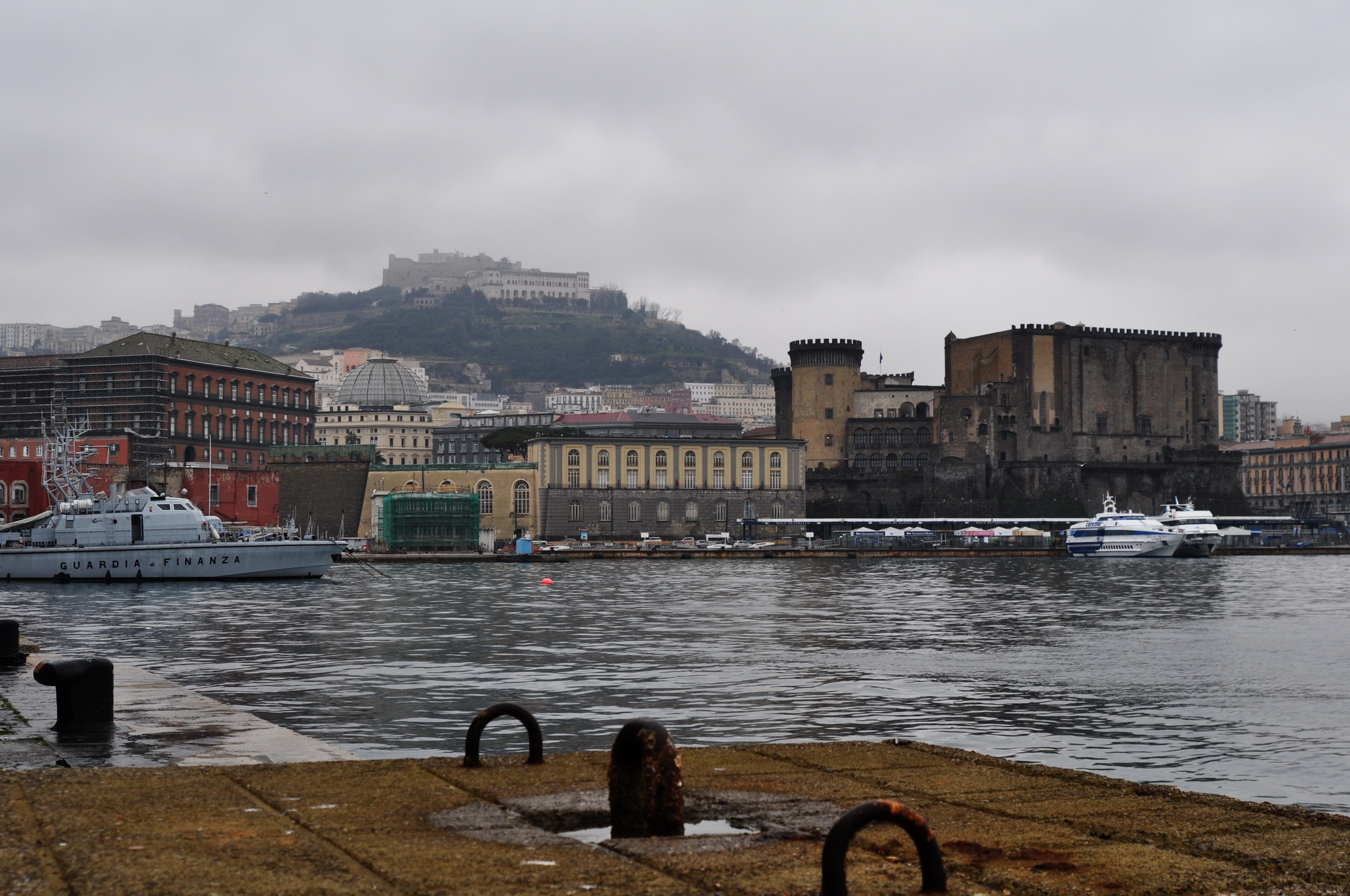foto con vista di Napoli dal Molo San Vincenzo