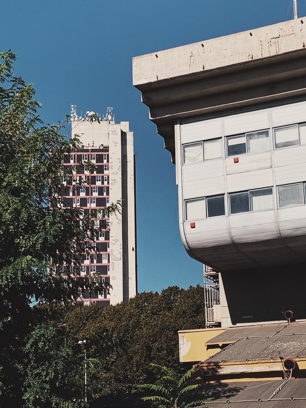 A spasso nel complesso del Secondo Policlinico di Napoli scoprendo l'architettura “Brutalista”